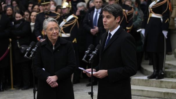 <p>Elisabeth Borne (links) hört Gabriel Gabriel Attal nach der Übergabezeremonie zu.</p>