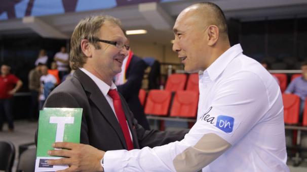 <p>Klaus-Dieter Convents (l.) mit Talant Dujshebaev.</p>