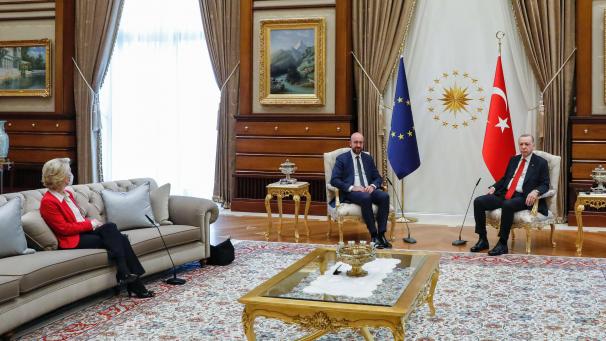 <p>Noch nicht vergessen: Sofagate mir Ursula von der Leyen, Charles Michel und Recep Tayyip Erdogan (v.l.n.r.).</p>