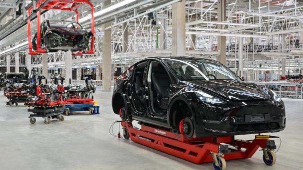 <p>Ein im Bau befindlicher Tesla Model Y in der Gigafactory in Grünheide bei Berlin.</p>