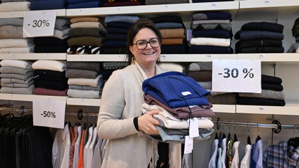 <p>Stephanie Hansen vom Herrenausstatter Verso ist zufrieden mit den bisherigen Verkäufen.</p>