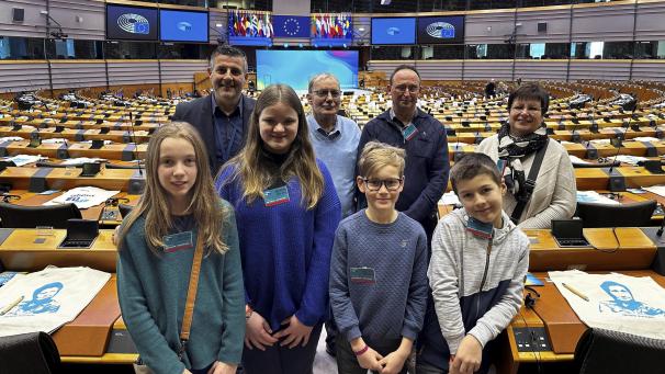 <p>Die Delegation der ostbelgischen Sternsinger aus Berg mit Pascal Arimont im Plenarsaal des EU-Parlaments in Brüssel.</p>