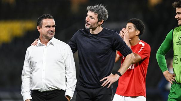 <p>Antwerpens technischer Direktor Marc Overmars (links) neben Trainer Marc van Bommel</p>