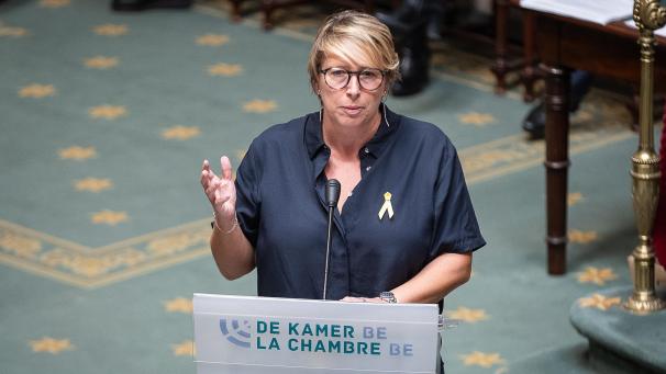 <p>Entwicklungsministerin Caroline Gennez (hier in der Kammer) hinterfragt in einem Interview mit Knack die Haltung Deutschlands im Gazs-Krieg: „Es ist eine entscheidende Frage für unsere deutschen Freunde: Wollt ihr wirklich zweimal auf der falschen Seite der Geschichte stehen?“</p>