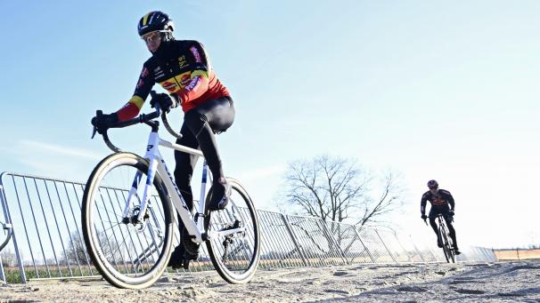 <p>Michael Vanthourenhout erkundet am Mittwoch die Strecke, die es bei der Landesmeisterschaft am Sonntag zu bewältigen gibt.</p>