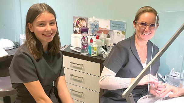 <p>Amelie Mollers erhielt einen Einblick in die Arbeit des Kosmetikstudios Nicole in St.Vith.</p>