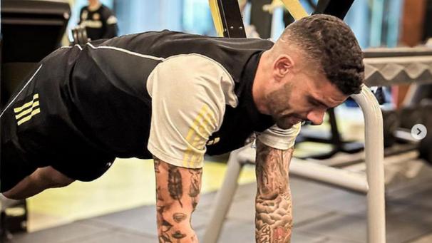 <p>Nach heftigen Regenfällen war der Trainingsplatz am Dienstag nicht bespielbar – für Victor Palsson und Co bedeutete das eine zusätzliche Einheit Krafttraining.</p>