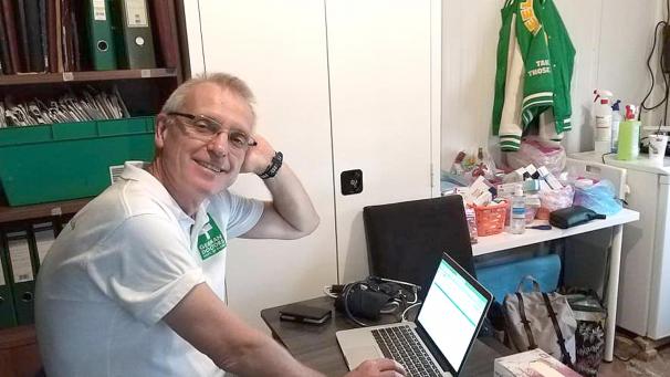 <p>„85 Patienten heute“ hat Patrick Robinet zu diesem Foto aus dem Sprechzimmer im Container notiert.</p>