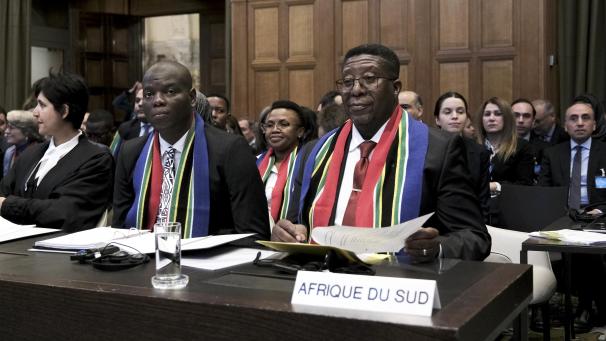 <p>Vusimuzi Madonsela (vorne,r), Botschafter der Republik Südafrika in den Niederlanden, und Ronald Lamola, Minister für Justiz und Strafvollzug von Südafrika, sitzen während der Eröffnung der Anhörung vor dem Internationalen Gerichtshof in der ersten Reihe.</p>