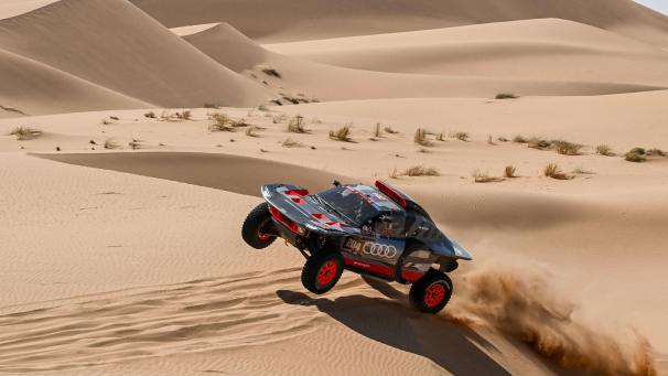 <p>Mitten durch die Wüste: Carlos Sainz lag am Donnerstagabend vorne.</p>