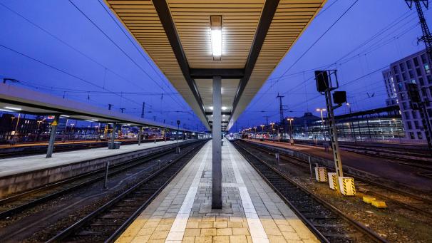 <p>Menschenleer sind die Bahnsteige am Hauptbahnhof in Nürnberg.</p>