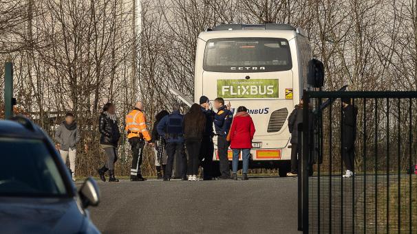 <p>Ein Flixbus, der aus Lille kam, ist auf der Fahrt nach Brüssel von der Polizei gestoppt worden, nachdem ein Passagier ein Gespräch von Mitreisenden über Anschlagspläne mitbekommen hatte.</p>