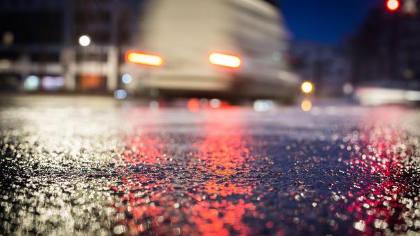 <p>Wenn die Fahrbahn zur Rutschbahn wird: Durch überfrierende Nässe oder gefrierenden Regen kann blitzartig Glatteis auftreten.</p>