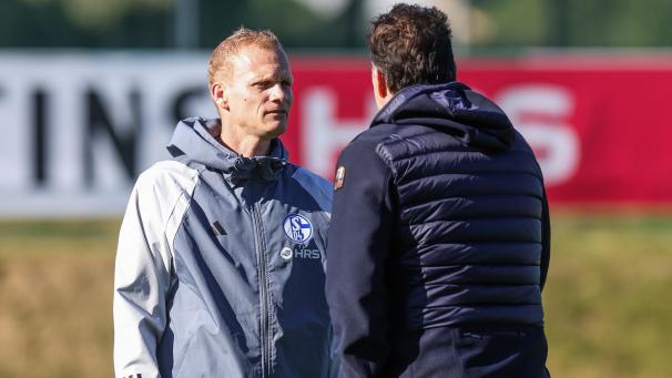 <p>Karel Geraerts im Austausch mit Sportdirektor Marc Wilmots.</p>