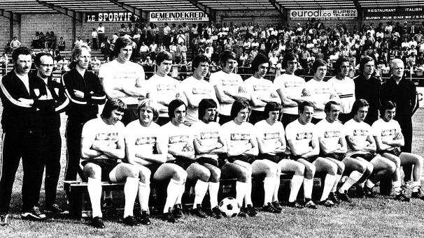 <p>Der Kader der AS Eupen für die Saison 1973-74 – oben ab der dritten Person, von links: Heinz Weynand, Bernd Jeworreck, Julien Onclin, Ghislain Thomanne, Robert Bastin, Francis Pomini, Théo Degueldre, René Wimbomont, Gerd Prokop, Trainer Hubert Vandoermal und Co-Trainer Raymond Vandoermal. Unten, von links: Sigi Ziembicki, Rainer Gebauer, José Asensio, José Ordonez, Hubert Förster, Gerd Meessen, Günter Brüll, Renz Andries, Armand Thaeter und Bruno Trevisan.</p>