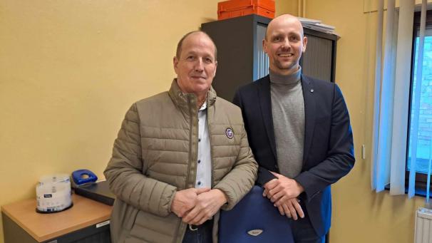 <p>„Er hat seinen Beruf bis zum letzten Tag mit Begeisterung ausgeübt“, sagt Zonenchef Johannes Cremer (r.) über Helmut Trantes. Er ist nach 42 Dienstjahren zum 1. Januar 2024 aus dem Polizeidienst ausgeschieden.</p>