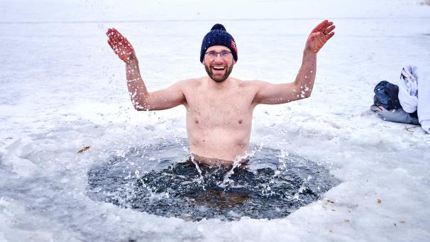 <p>Wenn es zu kalt ist, tragen Eisbader auch gerne mal eine Mütze. Anfänger sollten allerdings nicht ohne Einweisung ins eiskalte Wasser.</p>