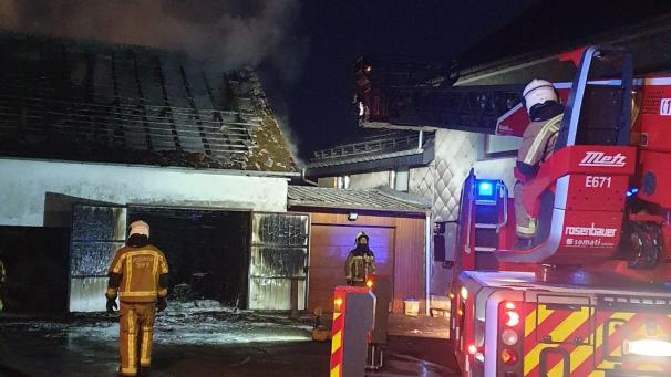 <p>Die 25 Einsatzkräfte konnten ein Übergreifen auf die Nachbargebäude verhindern.</p>