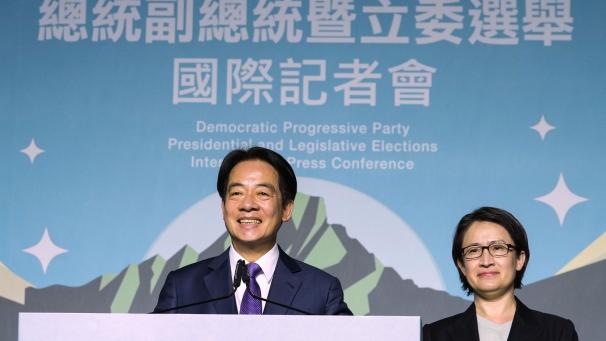 <p>Lai Ching-te (l; auch William Lai genannt), Präsidentschaftskandidat der regierenden Demokratischen Fortschrittspartei (DPP), spricht bei einer Pressekonferenz. Rechts steht Hsiao Bi-khim, Lais Vize.</p>