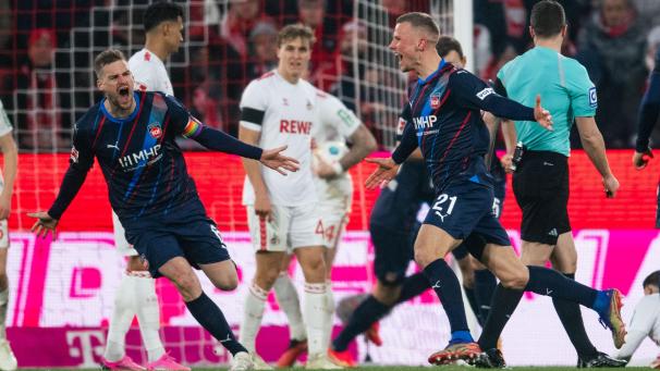 <p>Heidenheims Torschütze Adrian Beck (r) jubelt nach seinem Treffer zum 1:1 Ausgleich.</p>