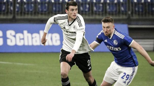 <p>Eupen (hier Yentl Van Genechten) unterlag im Test gegen den FC Schalke.</p>