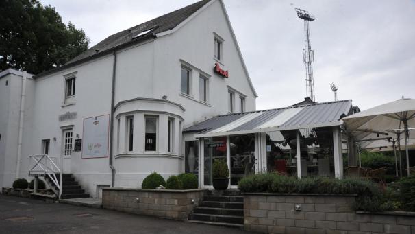 <p>Die  Flutlicht -Anlage am Fußballstadion der AS ragt gleich hinter dem  Lighthouse  am Kehrweg empor.</p>