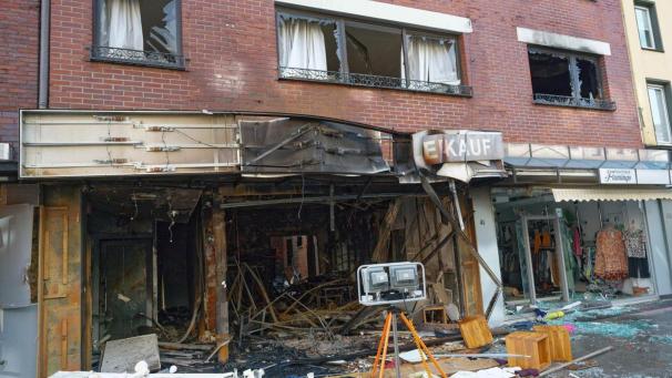 <p>Die gewaltige Explosion hatte die Fußgängerzone von Eschweiler in ein Scherbenmeer verwandelt.</p>