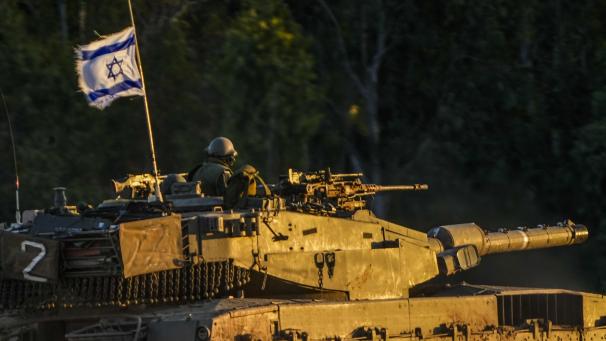 <p>Ein israelischer Panzer bewegt sich entlang der Grenze zwischen Israel und dem Gazastreifen.</p>