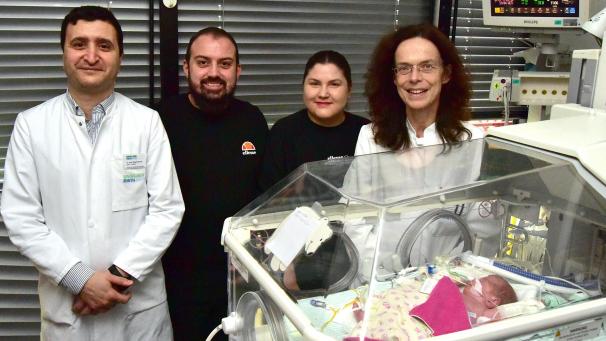 <p>Das Team freut sich über die gelungene Behandlung.</p>