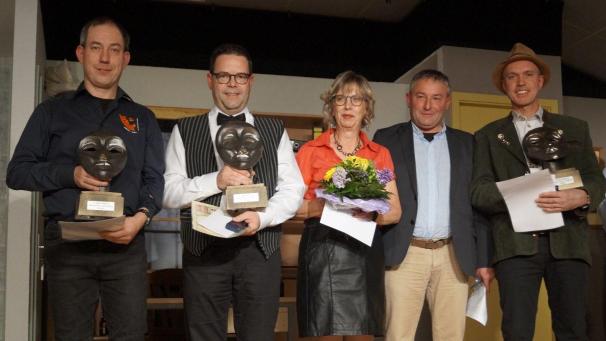 <p>Langjährige Akteure des Theatervereins Medell wurden mit Auszeichnungen bedacht.</p>