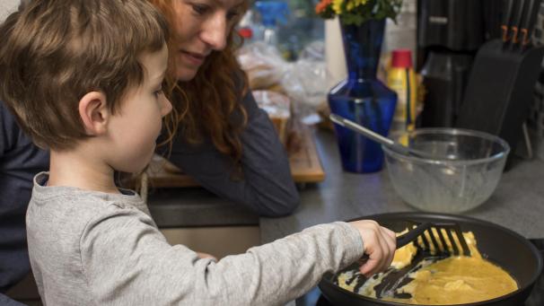 <p>Zu Hause gemeinsam kochen oder eine Kissenschlacht. Familienzeit kann vielfältig genutzt werden.</p>