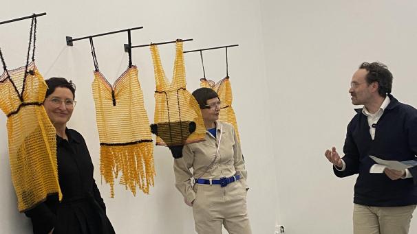 <p>Die beiden Künstlerinnen Tanja Mosblech (l.) und Andrea Mennicken vor einem ihrer Werke.</p>