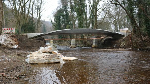 <p>Die Behelfsträger an der neuen Langesthaler Brücke sind seit Freitag weg, das Bauwerk wird nun sichtbar. Bis Radfahrer und Fußgänger die neue Flussüberquerung dann auch nutzen dürfen, dauert es aber noch eine Weile.</p>