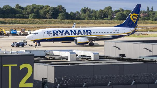 <p>Eine Ryanair-Maschine steht am Flughafen in Charleroi.</p>