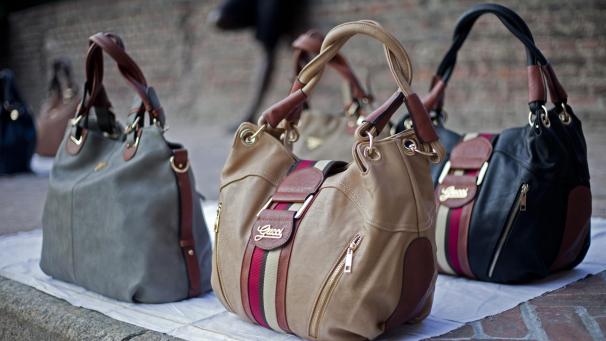 <p>Gefälschte Gucci-Taschen werden in Mailand angeboten: Europäische Hersteller von Bekleidung, Kosmetik und Spielwaren erleiden durch nachgemachte Waren jährlich Umsatzverluste in Höhe von rund 16 Milliarden Euro.</p>