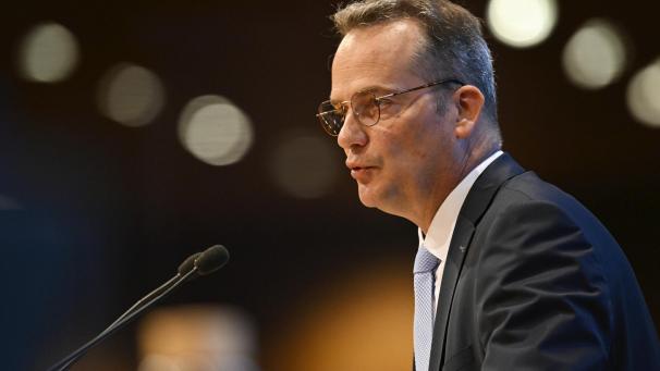 <p>Ministerpräsident Oliver Paasch hat sich im Parlament der DG zur Lage der Gemeinde Kelmis geäußert. „Die finanzielle Lage der Gemeinde Kelmis ist sehr angespannt. Und das ist nicht die Schuld der DG. Im Gegenteil“, meinte er.</p>