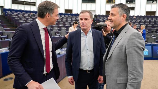 <p>Premier De Croo (l.) im Gespräch mit Pascal Arimont und dessen Fraktionskollegen Benoît Lutgen (M.)</p>