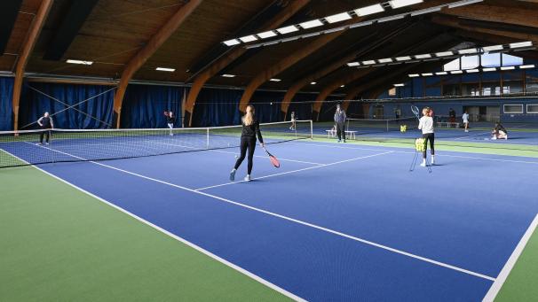 <p>Blau in Grün präsentiert sich der neue Hallenboden, auf dem nicht nur die Tennisschüler nun begeistert Bälle übers Netz schlagen.</p>