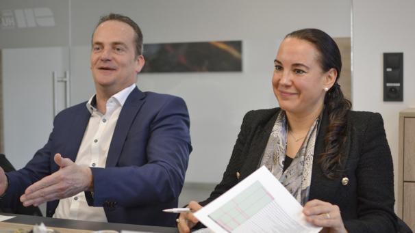 <p>Als Vorbild von DuO diente das Südtiroler Stipendiensystem für Gesundheitsberufe. Bildungsministerin Lydia Klinkenberg und Ministerpräsident Oliver Paasch (beide ProDG) tauschten dazu mehrfach mit dem Südtiroler Landeshauptmann und dem Bildungsrat aus.</p>