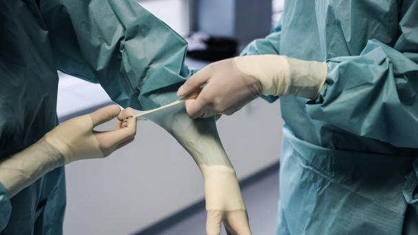 <p>Ärzte aus verschiedenen Bereichen arbeiteten zusammen, um den Tumor zu entfernen.</p>