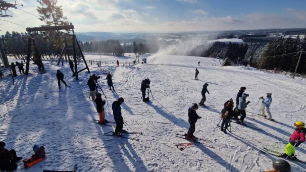 <p>Die Skizentren freuen sich auf viele Besucher. Die TEC Lüttich-Verviers strich zahlreiche Linien, einige Busse fuhren aber, wenn auch langsamer als gewohnt.</p>