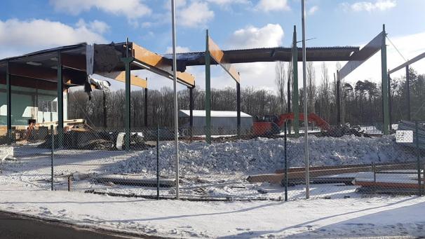 <p>Update vom Abriss: Die Bagger leisten seit gut einer Woche ganze Arbeit beim Abtragen der maroden alten Halle, von der inzwischen fast nur noch die Trägerkonstruktion steht.</p>