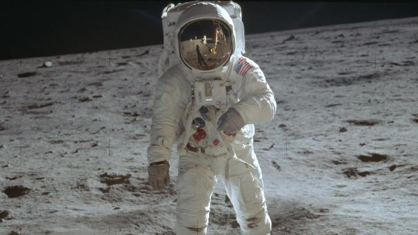 <p>Der Astronaut Buzz Aldrin geht auf der Mondoberfläche spazieren.</p>