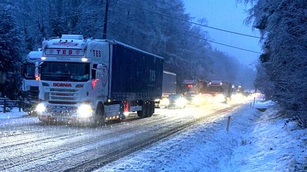 <p>Ab Mittwochnachmittag mussten die Sattelschlepper sich an der Engelsdorfer Straße zwischen Recht und Ligneuville parken, weil ein Fahrverbot auf der Autobahn E42 galt.</p>