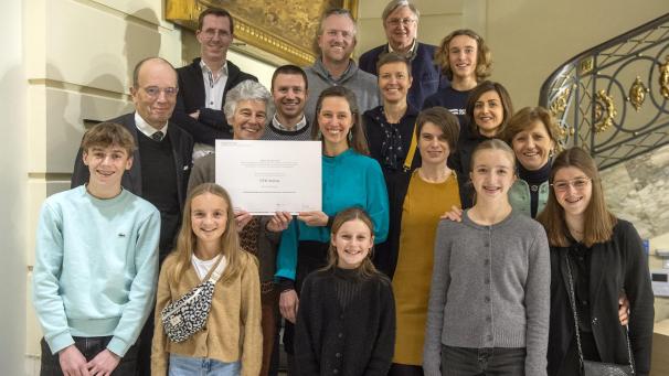 <p>Gruppenfoto mit Vertretern der VoG Amfora (mit Urkunde), Mitgliedern der Familie Gert Noël sowie Vertretern des Verwaltungsrates des Gert-Noël-Fonds und der Jury.</p>