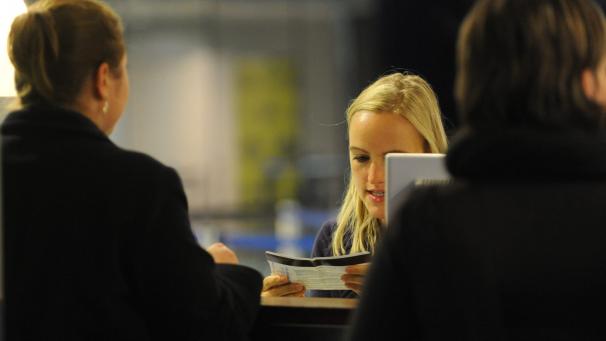 <p>Fahrkartenschalter im Brüsseler Südbahnhof</p>