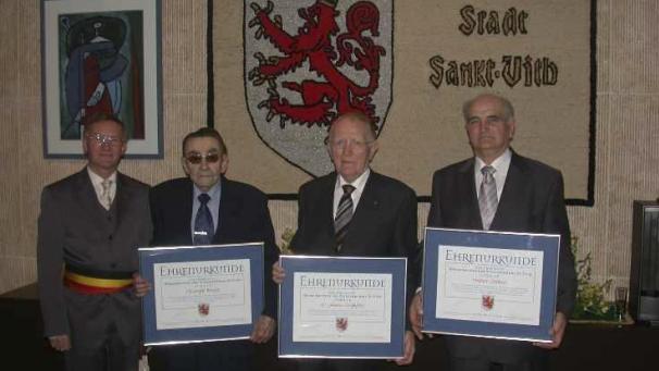 <p>Hubert Cremer (r.) erhält 2004 gemeinsam mit Johann Huppertz und Christoph Backes (2. u. 3. v.r.) von Bürgermeister Christian Krings (l.) den Ehrenbürgermeistertitel.</p>