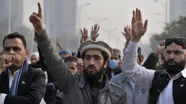 <p>Mitglieder des muslimischen Studentenverbands Talba Mahaz Pakistan, der zur islamischen Partei Jamaat-e-Islami Party gehört, nehmen an einer Demonstration zur Verurteilung des iranischen Angriffs teil.</p>