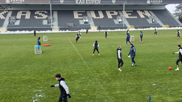 <p>Im vom Schnee befreiten Kehrwegstadion bereitet sich die AS Eupen auf das Kellerduell gegen RWDM vor.</p>