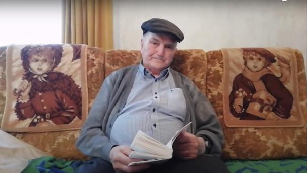 <p>Hubert Cremer liest 2020 aus dem Buch „Marcel Cremer und die AGORA“.</p>